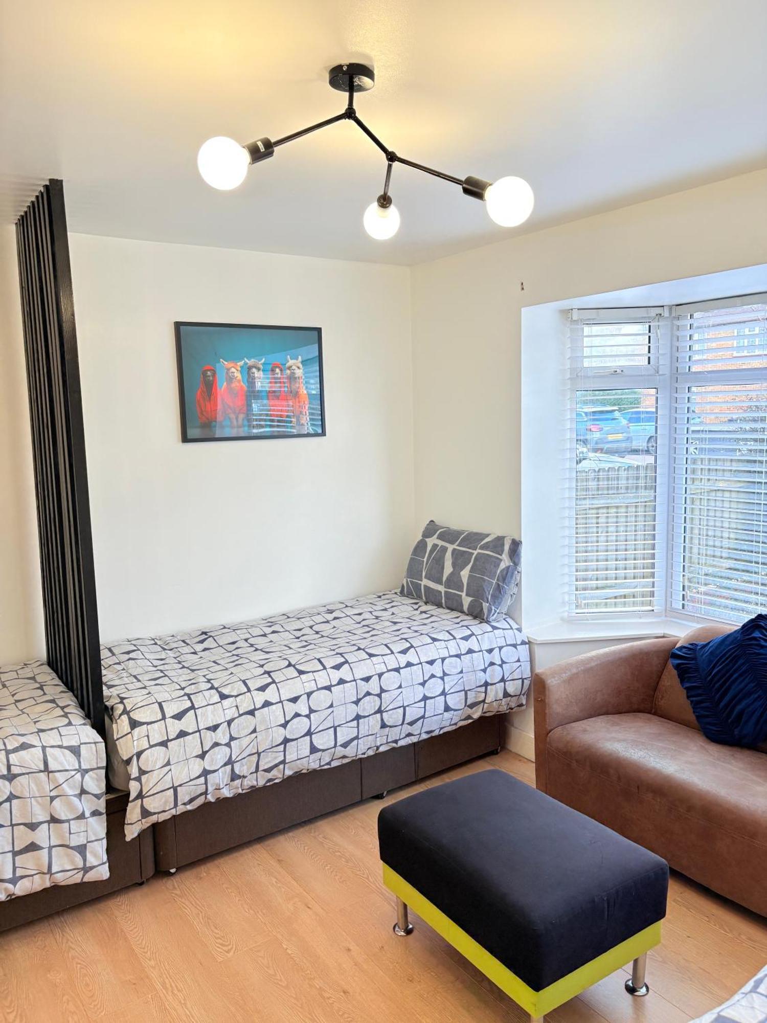 Luton Lodge - Newly Renovated Ideal For Short Stay, Close To Airport Train Station, Free Parking Off Street , Luxury Comfort In Low Price Exterior foto