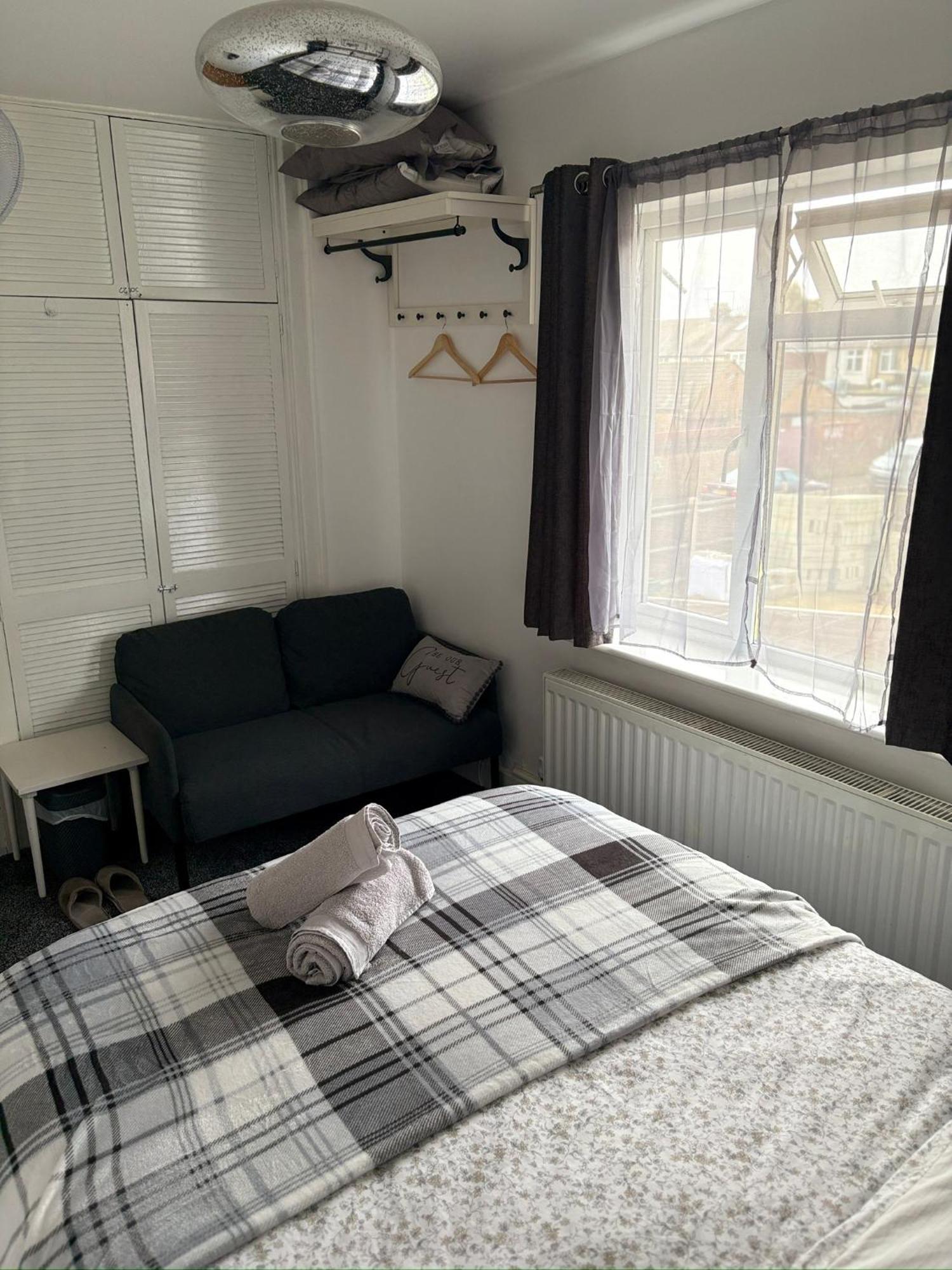 Luton Lodge - Newly Renovated Ideal For Short Stay, Close To Airport Train Station, Free Parking Off Street , Luxury Comfort In Low Price Exterior foto