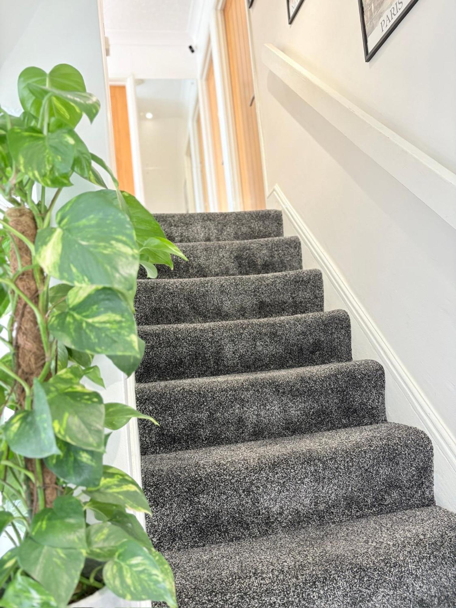 Luton Lodge - Newly Renovated Ideal For Short Stay, Close To Airport Train Station, Free Parking Off Street , Luxury Comfort In Low Price Exterior foto
